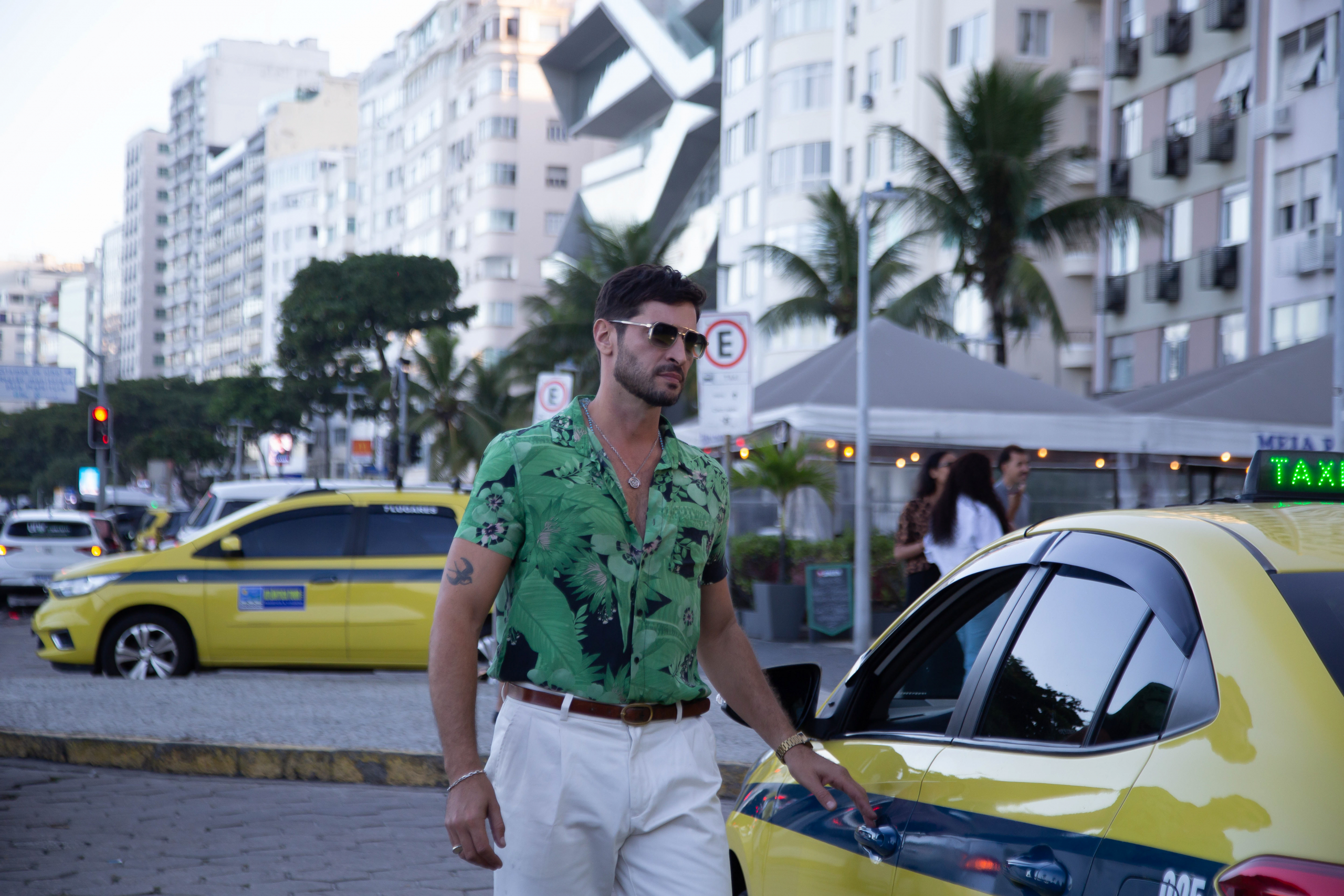 Luiz Fernando Guimarães, Marisa Orth e Leandro Lima movimentam a orla do Rio com gravações do filme “Um Casal Quase Perfeito”