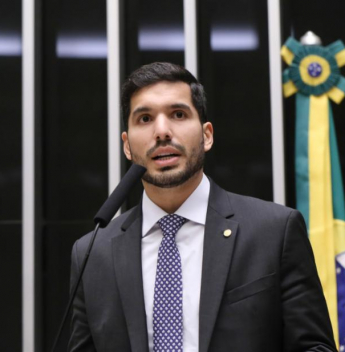 André Fernandes vai ao palanque de Ciro e consolida frente oposicionista no Ceará