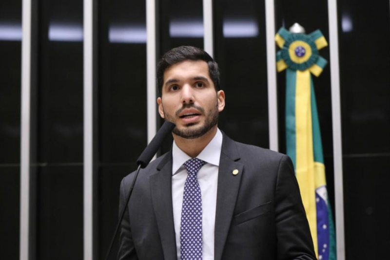 André Fernandes vai ao palanque de Ciro e consolida frente oposicionista no Ceará
