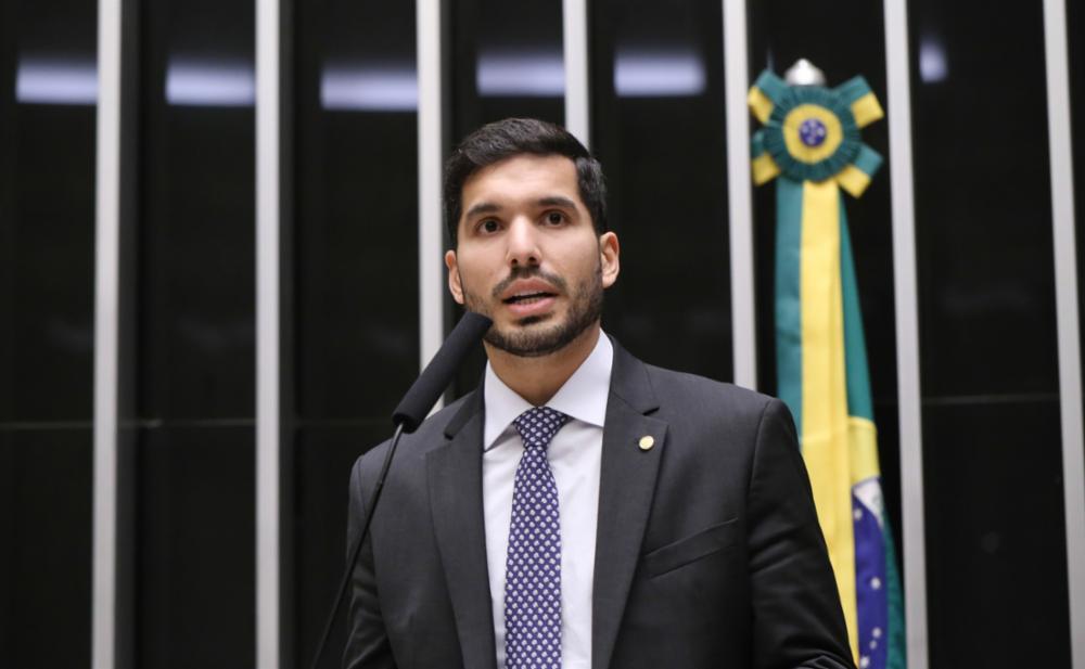 André Fernandes vai ao palanque de Ciro e consolida frente oposicionista no Ceará