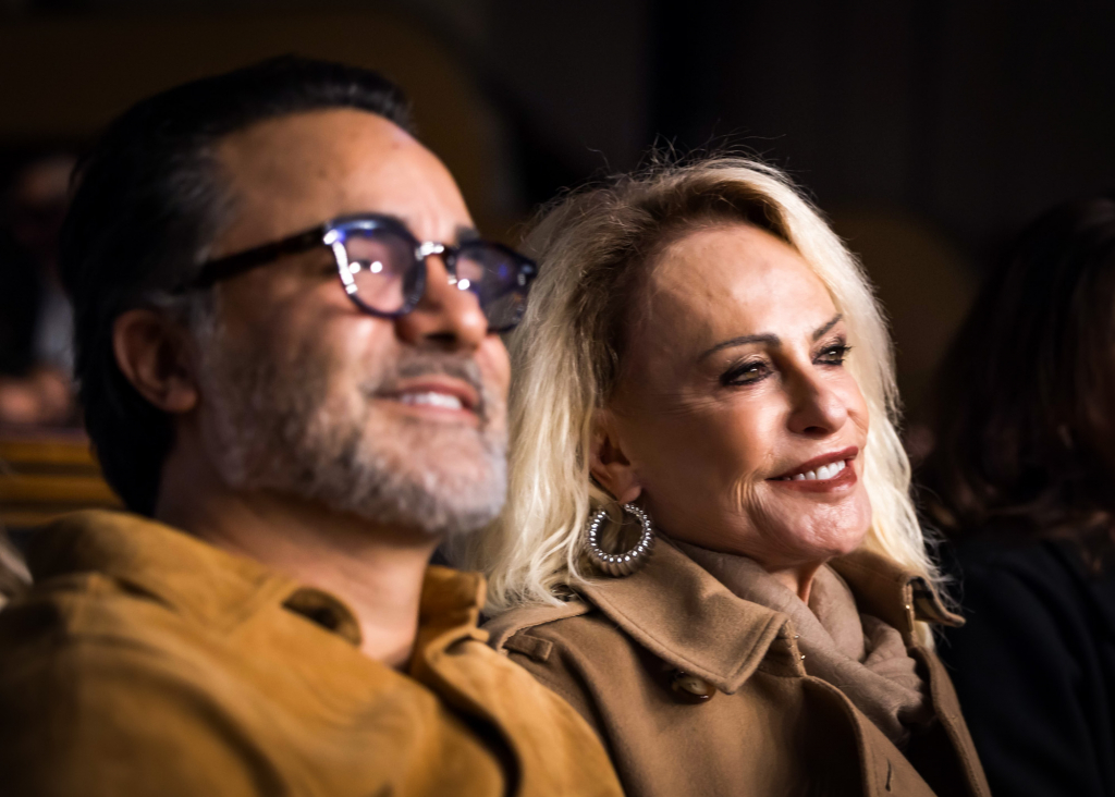 O Cantor Brasileiro Roberto Carlos Durante Apresentação No Radio City Music Hall Em Nova York