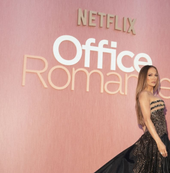 Jennifer Lopez aposta em vestido com transparências na première do filme “Office Romance”