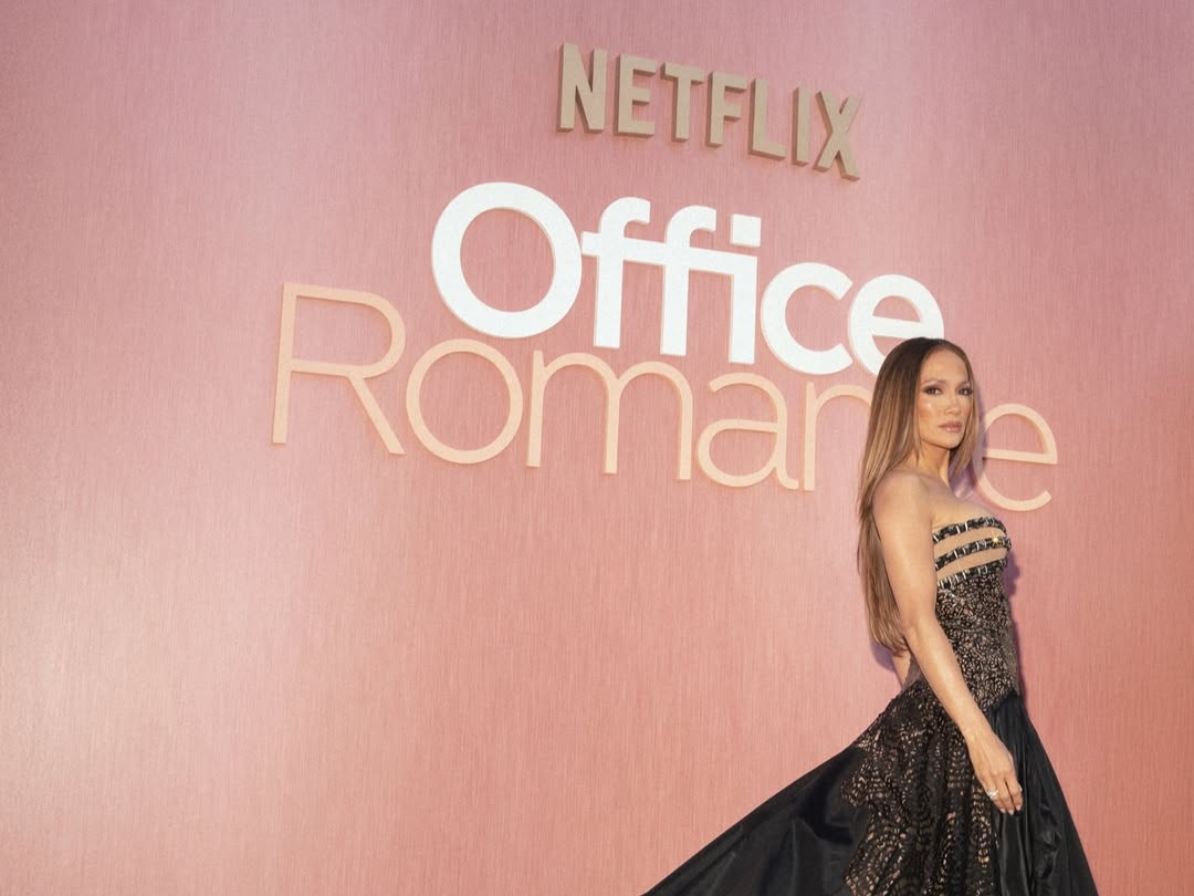 Jennifer Lopez aposta em vestido com transparências na première do filme “Office Romance”