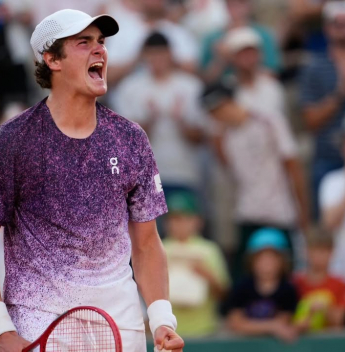 João Fonseca vence Casper Ruud em Paris e alcança quartas de Roland Garros