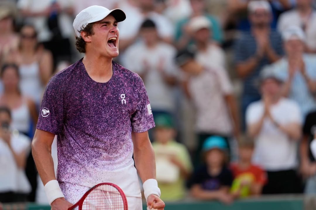 João Fonseca vence Casper Ruud em Paris e alcança quartas de Roland Garros