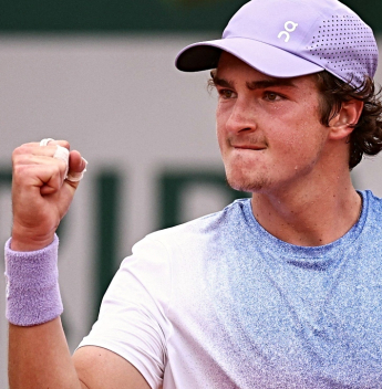 João Fonseca avança em Roland Garros em partida épica contra Novak Djokovic