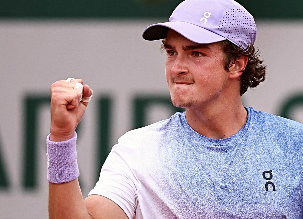 João Fonseca avança em Roland Garros em partida épica contra Novak Djokovic