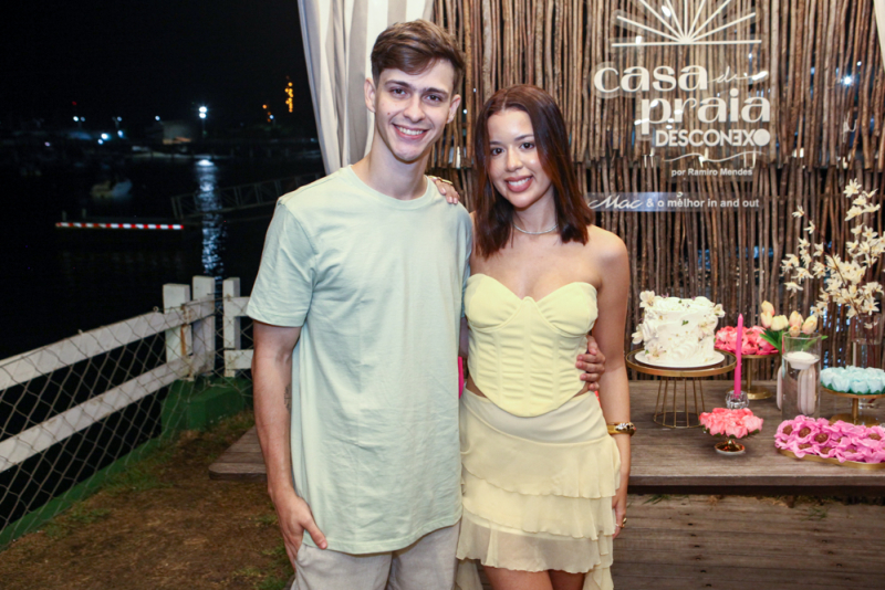 Celebração jovem - Emily Costa festeja os 22 anos em sunset entre amigos no Iate Clube de Fortaleza