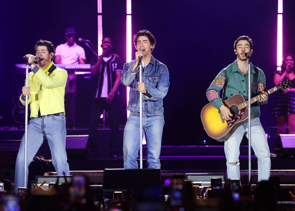 Jonas Brothers (1)