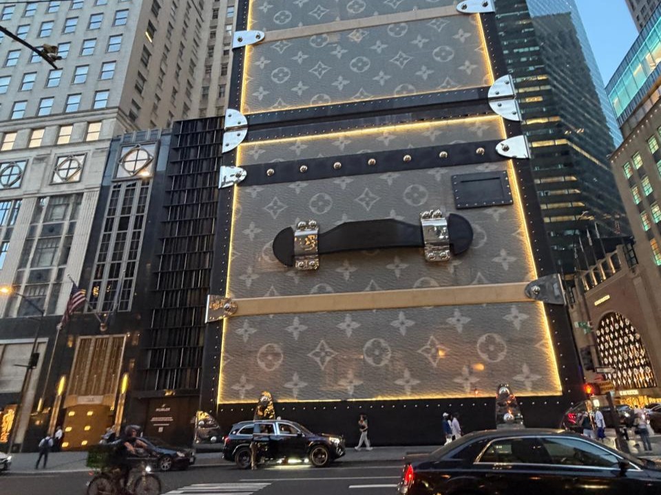 Louis Vuitton transforma obra na Fifth Avenue em manifesto visual do novo luxo em Nova York