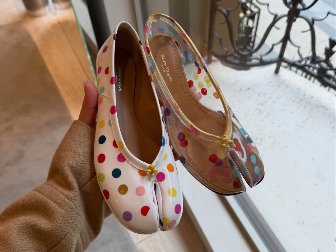 Maison Margiela apresenta Tabi com poás coloridos e entra na tendência da temporada