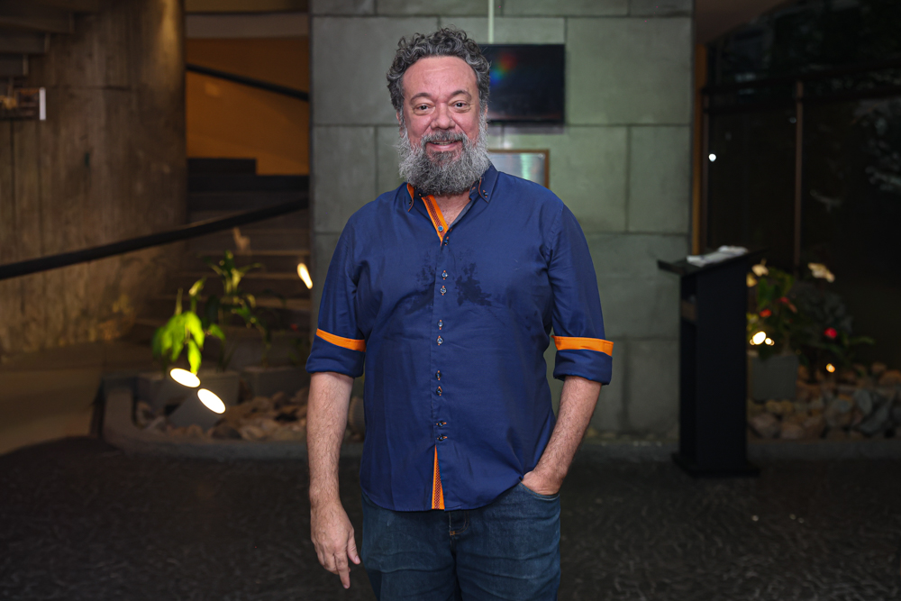 Estreia "o Funcionário Que Pede Para Não Ser Identificado"