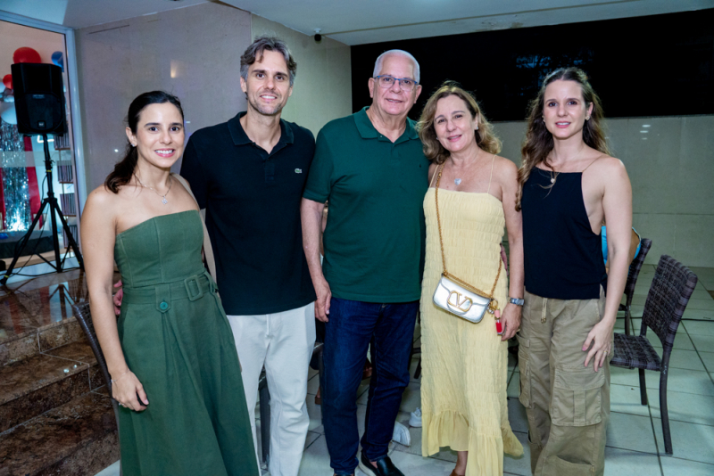 Pequeno astro - João Bezerra Ramalho entra no ritmo do pop para celebrar seus 2 anos
