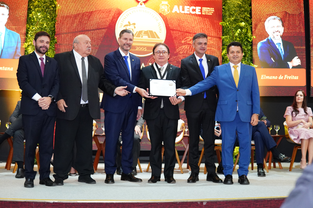 Entrega da Medalha Plenário 13 de Maio marca noite de prestígio na Assembleia do Ceará
