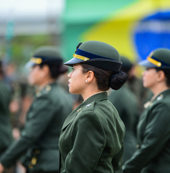 Primeiras recrutas do Serviço Militar Feminino vivem rito da boina em Fortaleza