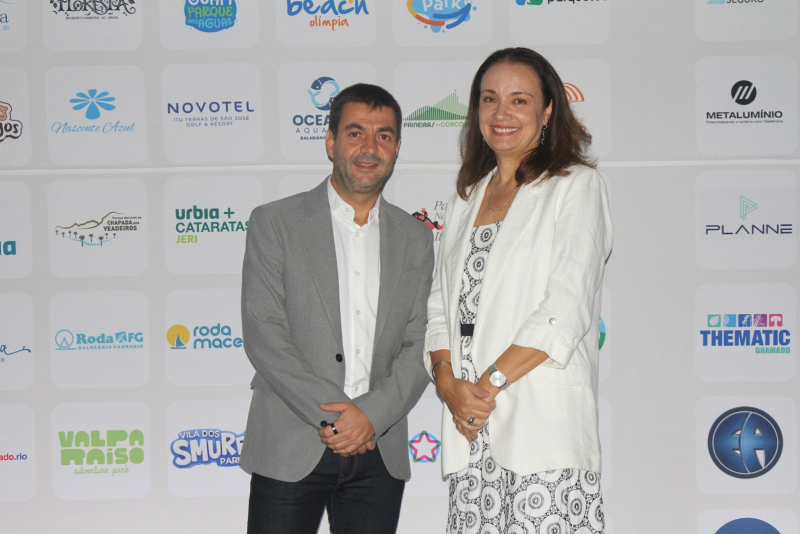 Pablo Morbis, Ceo Do Grupo Cataratas E Presidente Do Conselho Do Sindepat, E Carolina Negri, Presidente Executiva Do Sindepat Foto Divulgação Alexandre Campbell