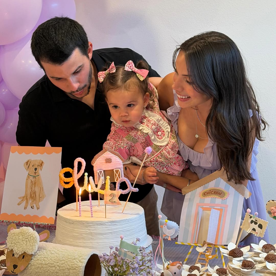 Olivia Vasconcelos Carapeba reúne a família em Orlando para celebrar os 2 anos e o primeiro sacramento