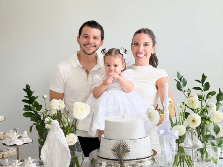 Olivia Vasconcelos Carapeba reúne a família em Orlando para celebrar os 2 anos e o primeiro sacramento