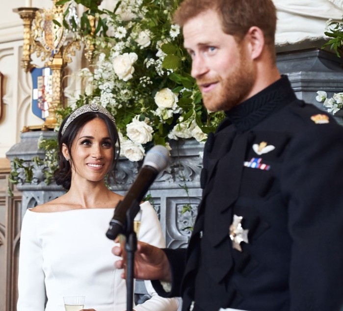 Meghan Markle compartilha fotos inéditas do casamento com o príncipe Harry e celebra oito anos de união