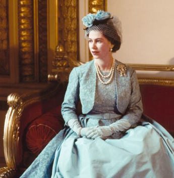 Exposição no Palácio de Buckingham revela peças históricas do guarda-roupa da Rainha Elizabeth II