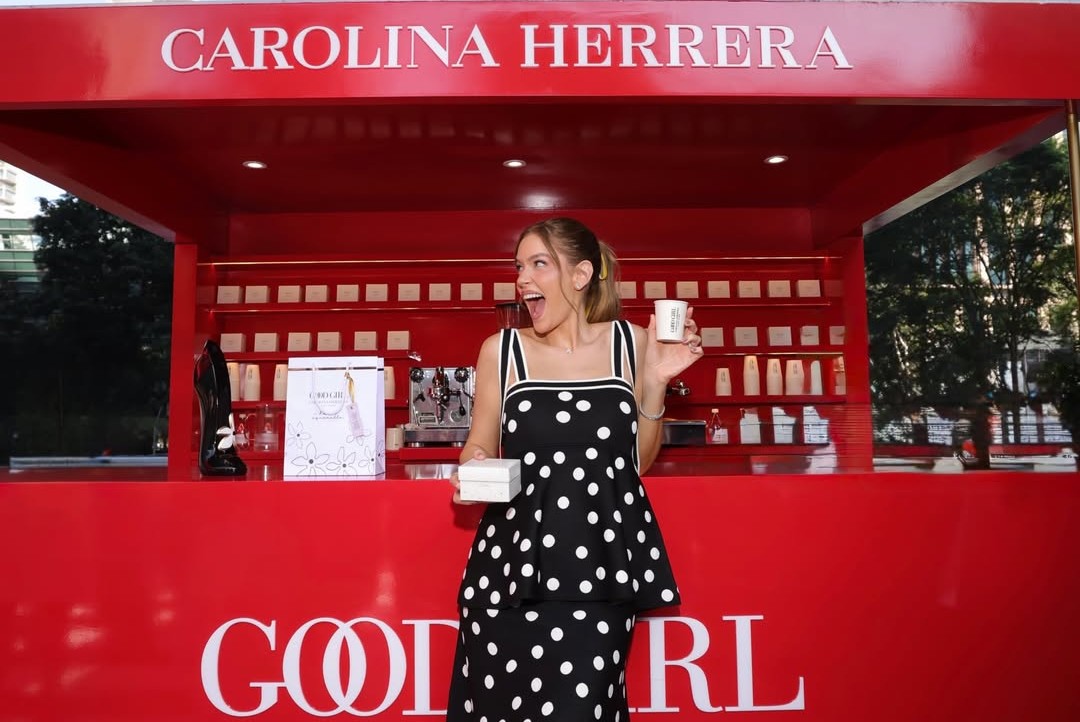 Carolina Herrera transforma perfume em experiência imersiva com café pop-up em São Paulo