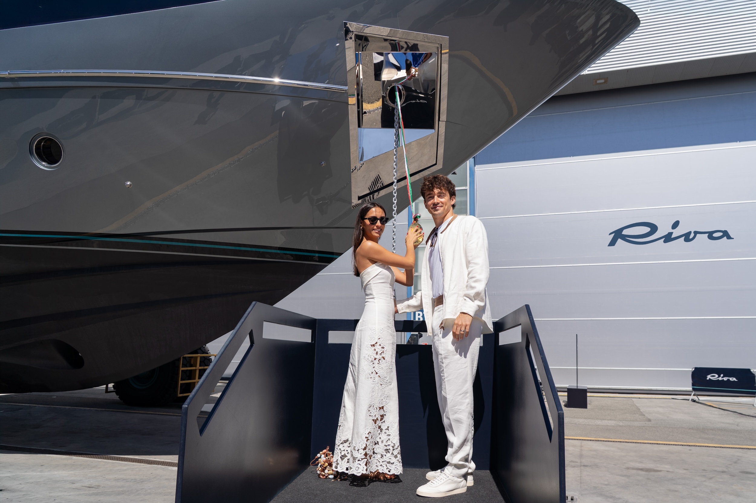 Charles Leclerc e Alexandra apresentam o superiate “Sedici” durante cerimônia da Riva