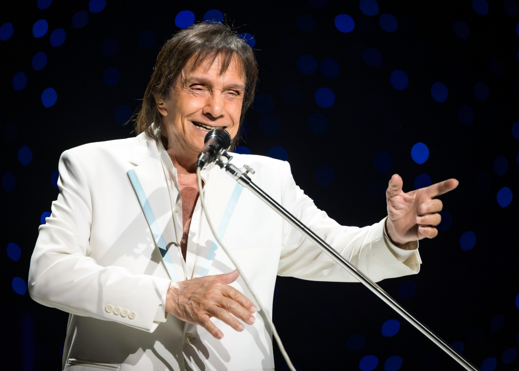 O Cantor Brasileiro Roberto Carlos Durante Apresentação No Radio City Music Hall Em Nova York