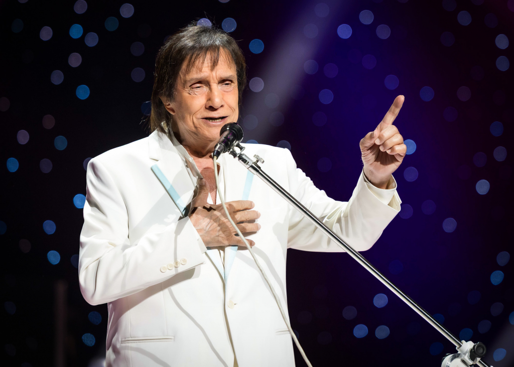 O Cantor Brasileiro Roberto Carlos Durante Apresentação No Radio City Music Hall Em Nova York