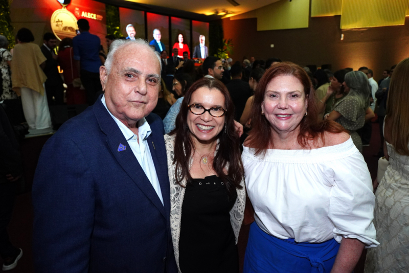 Cenas do poder - Entrega da Medalha Plenário 13 de Maio marca noite de prestígio na Assembleia do Ceará