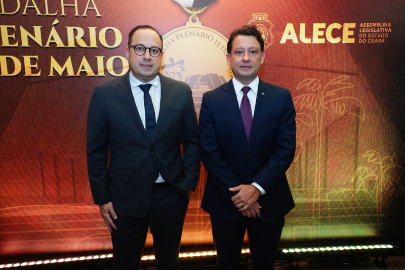 Cenas do poder - Entrega da Medalha Plenário 13 de Maio marca noite de prestígio na Assembleia do Ceará