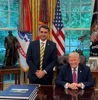 Flávio Bolsonaro usa encontro com Trump para buscar projeção internacional da pré-campanha