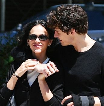 Bruna Marquezine e Shawn Mendes surgem em clima de romance nas ruas de Nova York