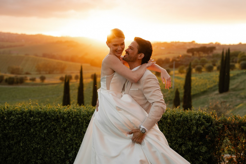 Silvio e Raiane Montezuma escolhem Toscana para celebrar casamento ao lado de familiares e amigos