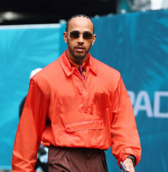 Lewis Hamilton redefine códigos no paddock com Saint Laurent no GP de Miami de Fórmula 1