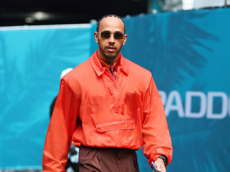 Lewis Hamilton redefine códigos no paddock com Saint Laurent no GP de Miami de Fórmula 1
