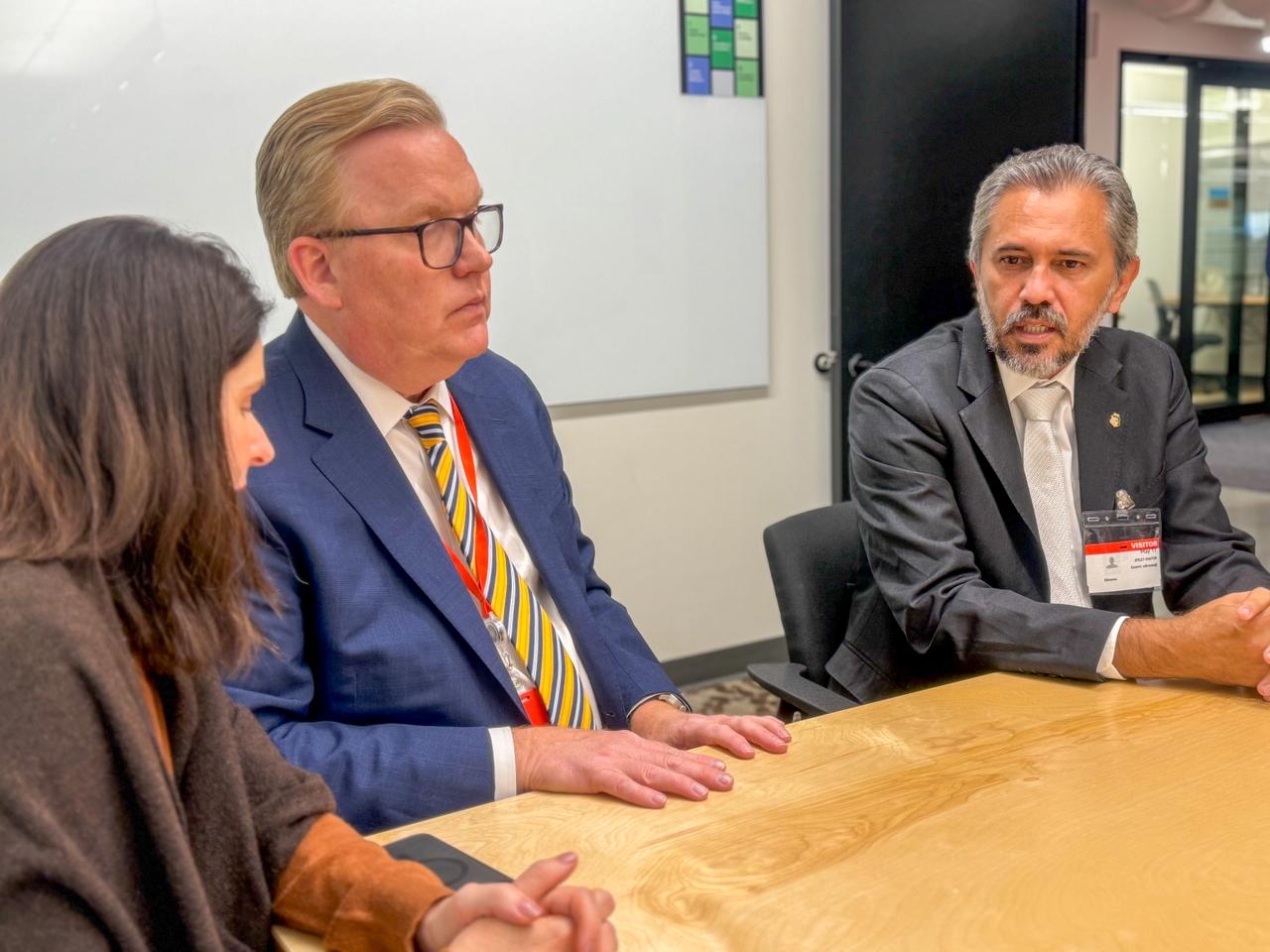 Elmano se reúne com representantes da Amazon em Nova York para acelerar projeto de hub de tecnologia no Ceará
