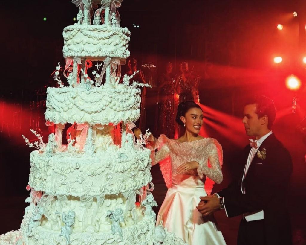 Elisa Zarzur e Alexandre Negrão celebram diante do bolo assinado por Denilson Lima - Fotos: Reprodução/Instagram