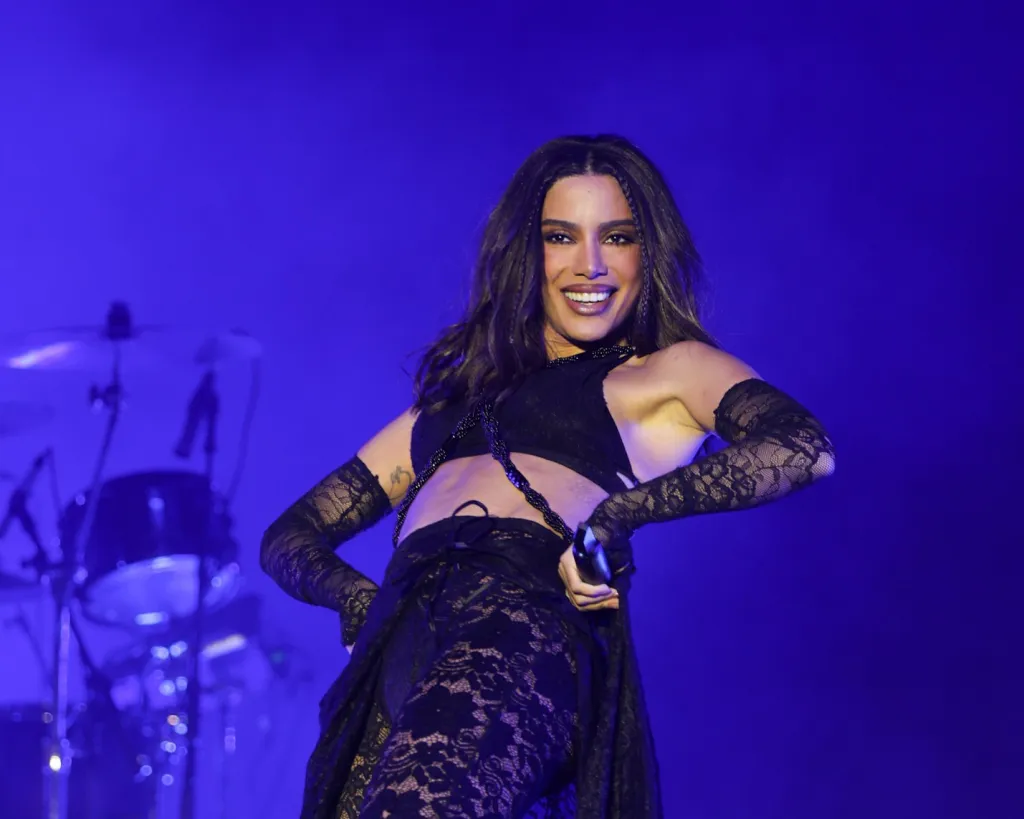 Anitta comandou o pré-jogo na Arena Brasileira, em São Paulo - Fotos: Eduardo Martins, Iwi Onodera e Manuela Scarpa/ Brazil News