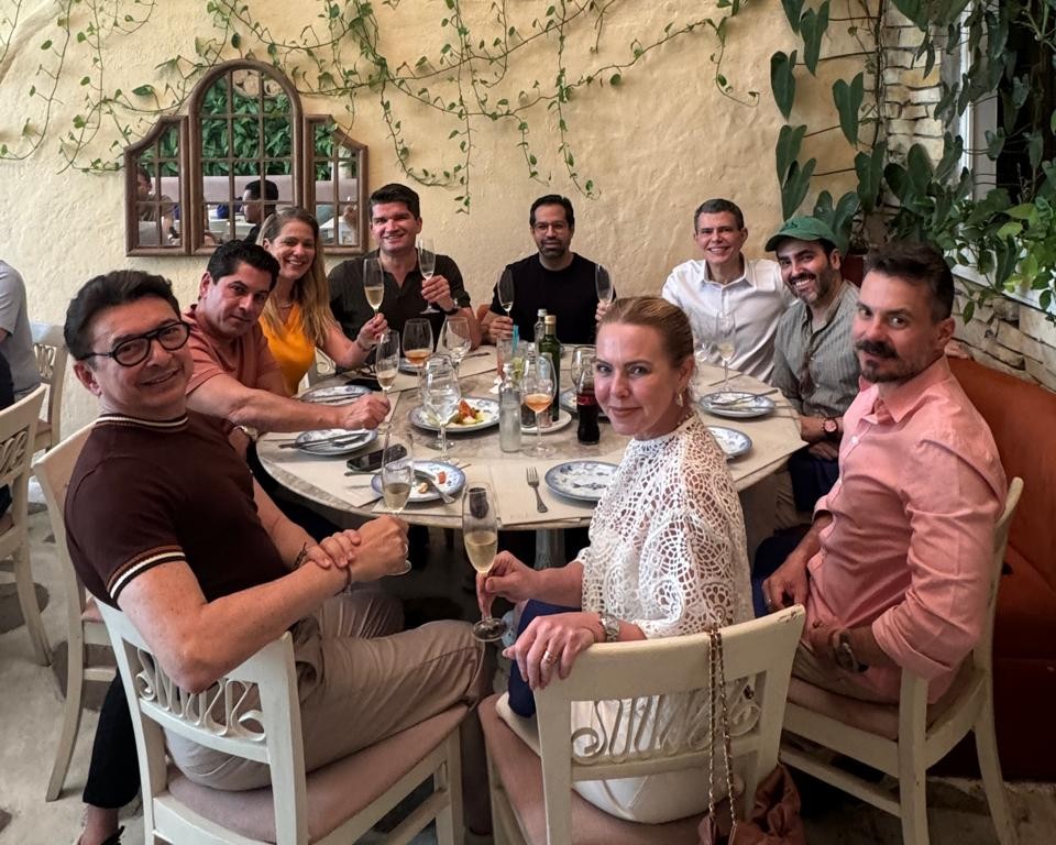 David Moura do Carmo reúne anfitriões de homenagens recebidas no Ceará em almoço de despedida no Azulli di Mare