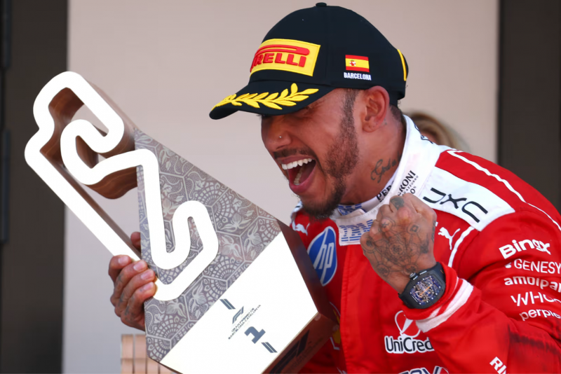 Lewis Hamilton vence primeiro GP pela Ferrari e celebra pódio histórico em Barcelona