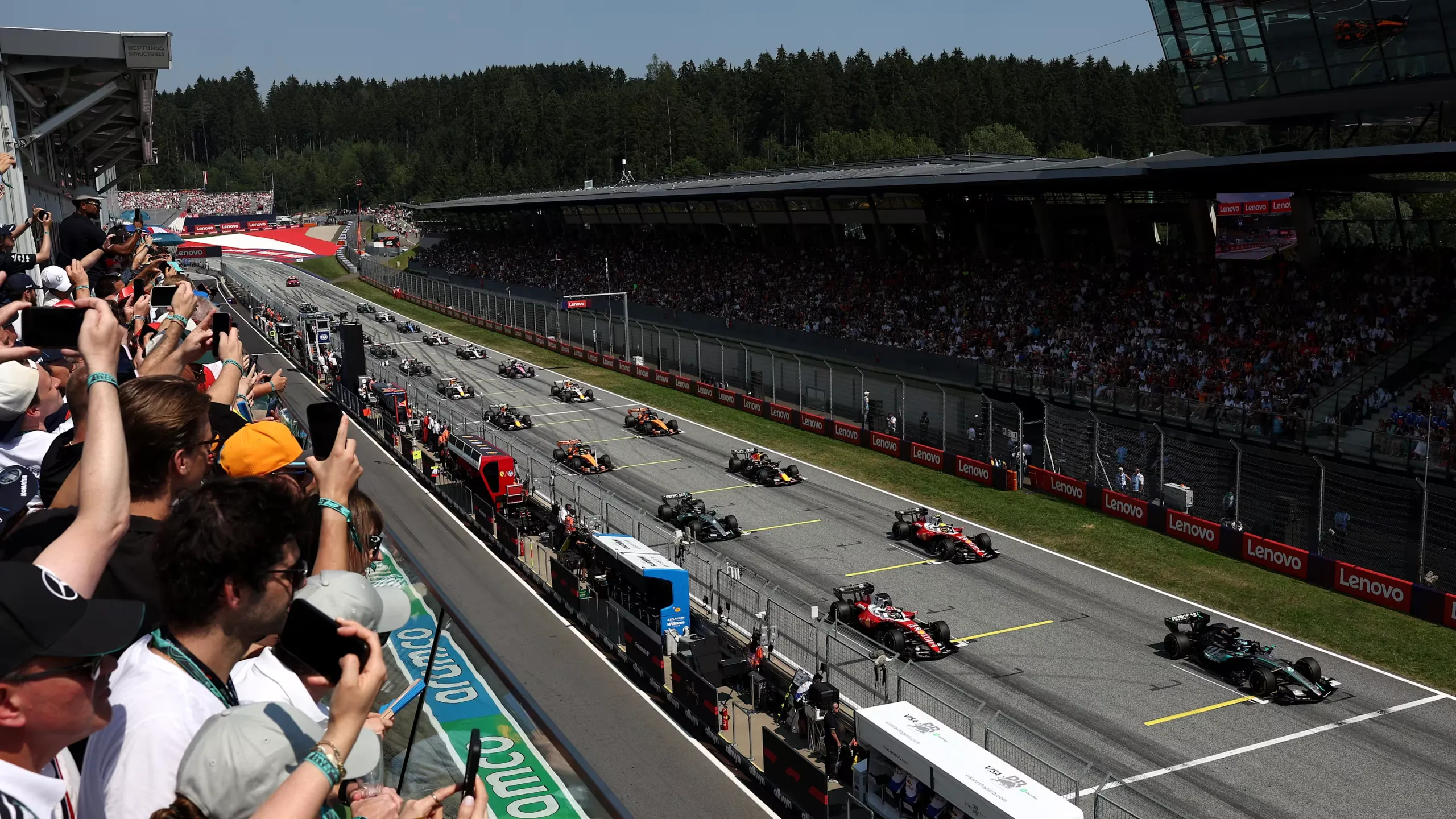 Russell vence na Áustria, Red Bull reage e Ferrari amplia crise após corrida no Red Bull Ring