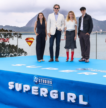 Milly Alcock e equipe de “Supergirl” apresentam nova fase da heroína durante passagem pelo Rio