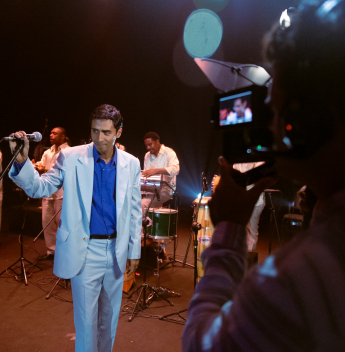 Cinebiografia de Zeca Pagodinho recria o histórico Metropolitan para reviver virada na carreira do sambista
