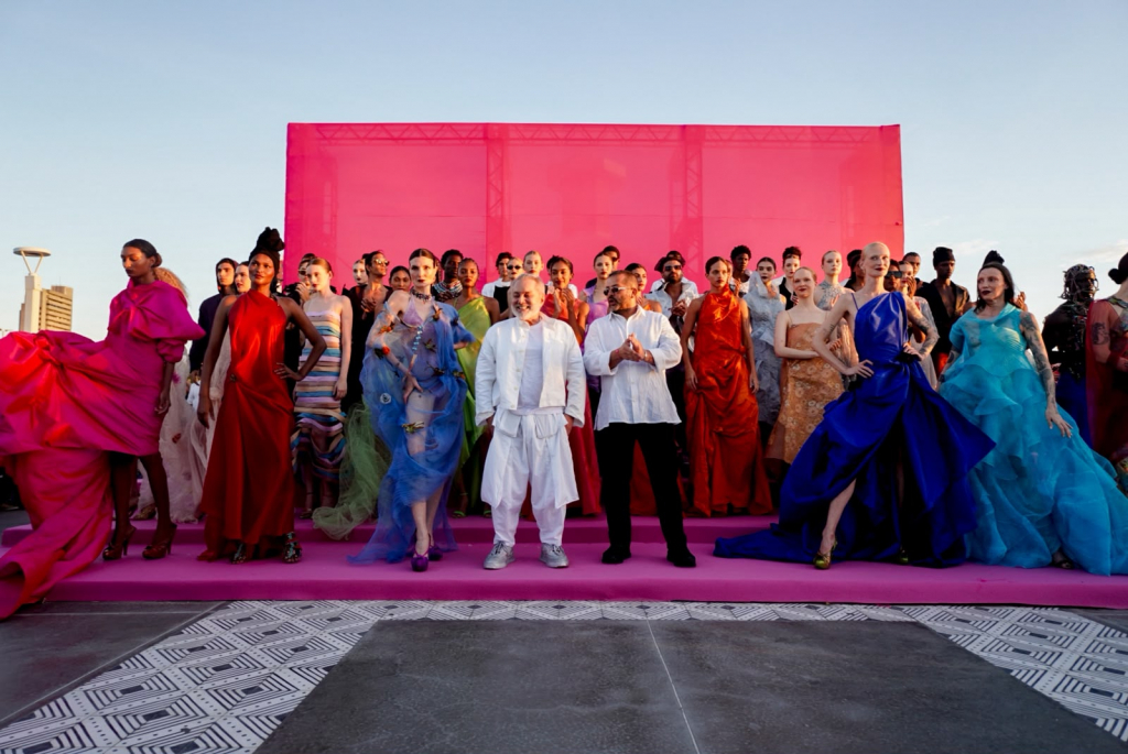 Elenco e criador celebram a apresentação de “Fractal: Gênese Infinita”