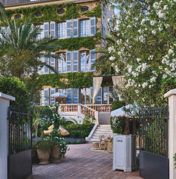 Restaurante Monsieur Dior abre temporada em Saint-Tropez com gastronomia assinada por Mauro Colagreco