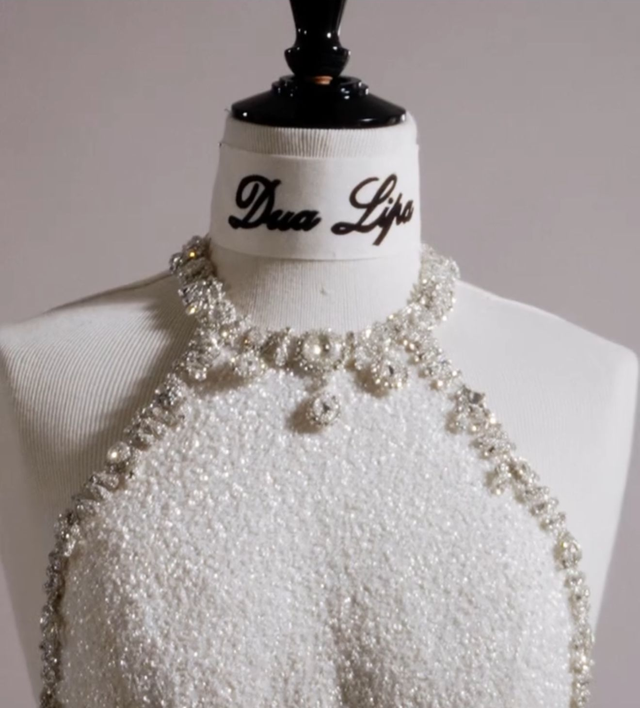 Chanel revela bastidores do vestido de noiva de Dua Lipa assinado por Matthieu Blazy