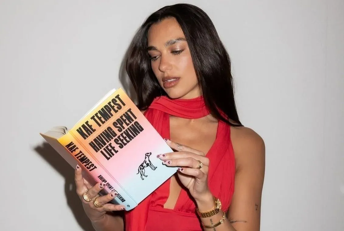 Biblioteca criada por Dua Lipa estreia em Portugal com obra da brasileira Conceição Evaristo