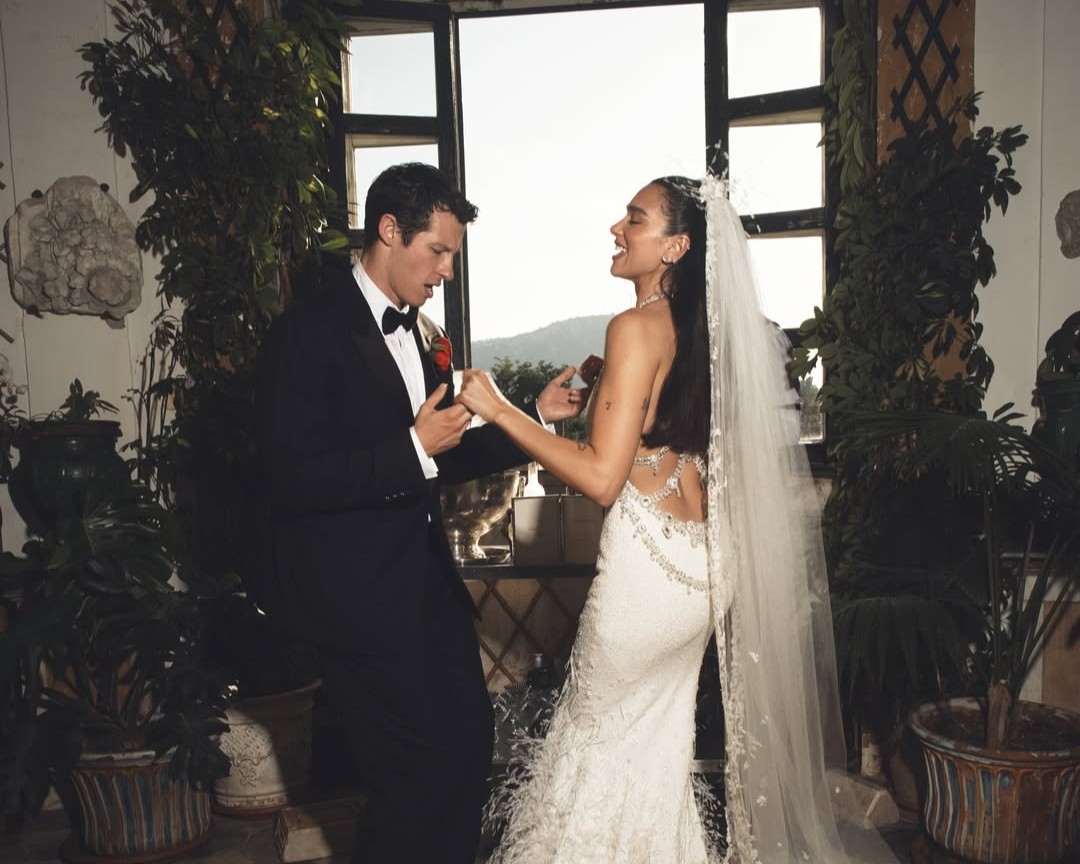 Dua Lipa compartilha registros do casamento com Callum Turner e apresenta vestido exclusivo da Chanel