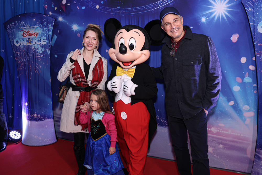 Edson Celulari, Nanda Costa e Ferrugem levam os filhos à estreia do Disney On Ice no Rio de Janeiro