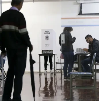 Eleitor sem rótulo desafia a lógica da polarização na corrida eleitoral de 2026